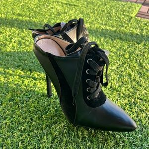 Black pump heel